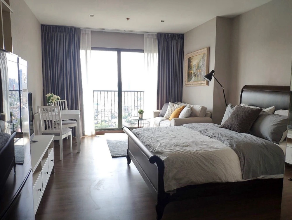 Noble Solo condo for rent, 21st floor. A lovely unit, fully furnished. Book now!