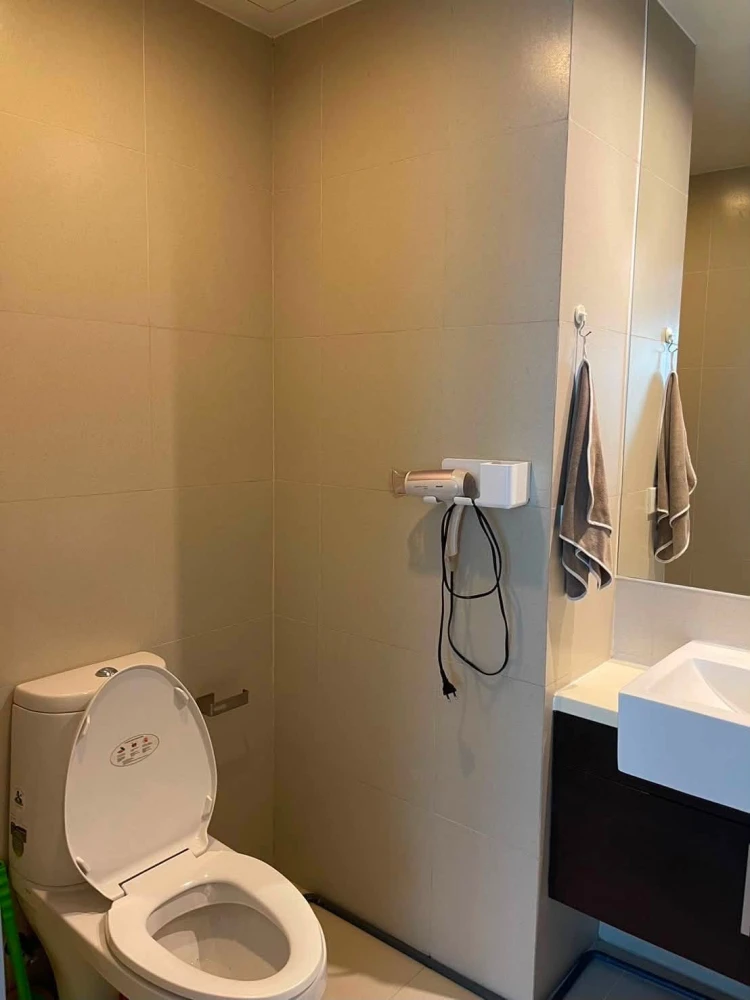 Noble Solo condo for rent. Cool unit, pool and common area view, fully furnished. Reservation required.