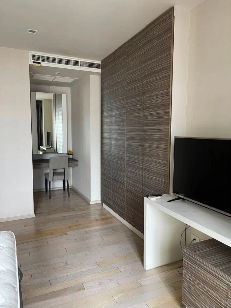 Noble Solo condo for rent. Cool unit, pool and common area view, fully furnished. Reservation required.