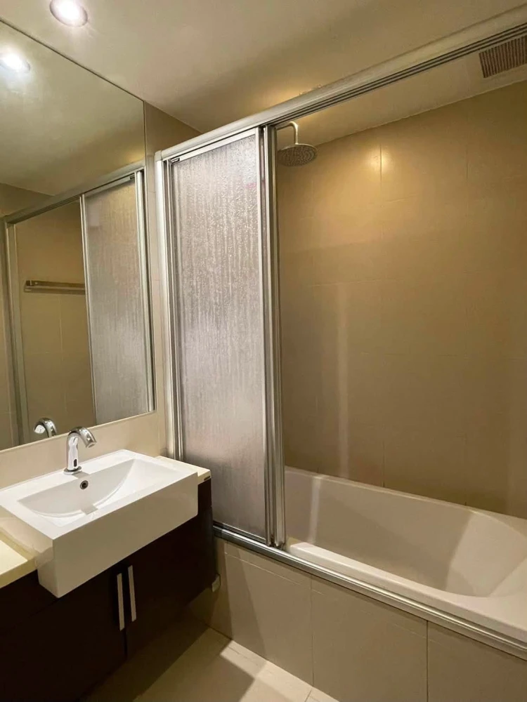Noble Solo condo for rent. Cool unit, pool and common area view, fully furnished. Reservation required.