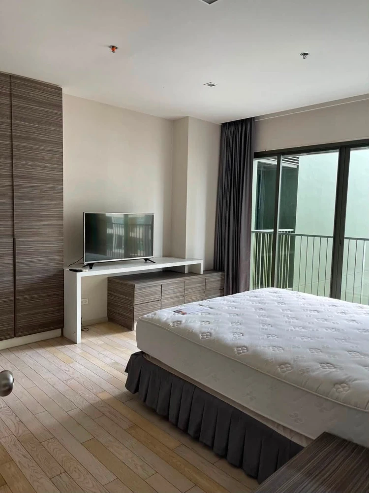 Noble Solo condo for rent. Cool unit, pool and common area view, fully furnished. Reservation required.