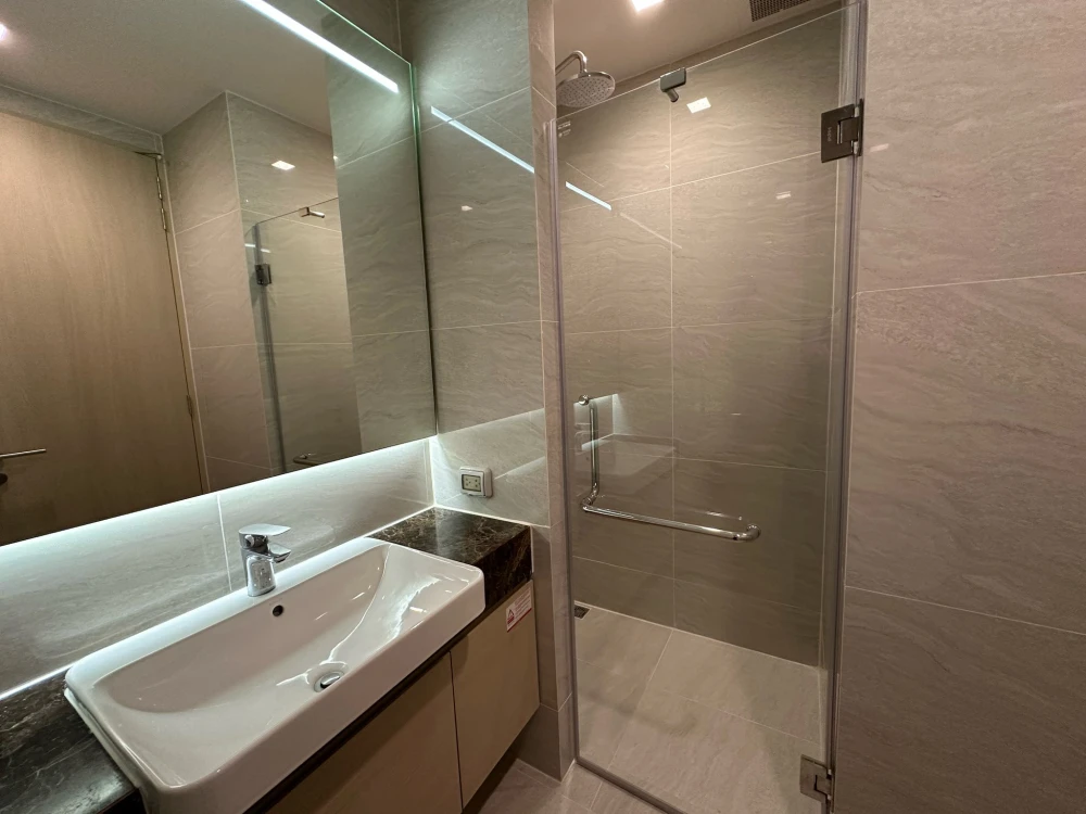 For rent sell: Noble State 39, 2 bedrooms, fully furnished with high-quality built-in furniture, beautiful unblocked views. Don't miss out!