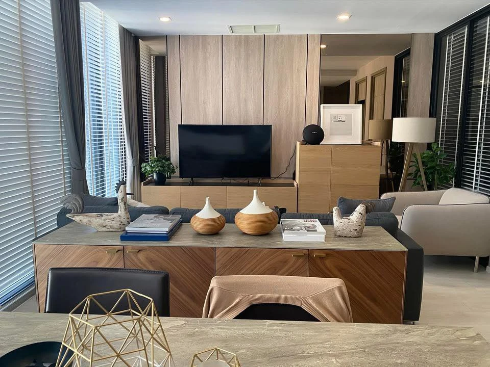 For rent Noble Ploenchit, 2 bedrooms, 2 bathrooms, beautifully decorated built-in throughout the room, hurry and book now.