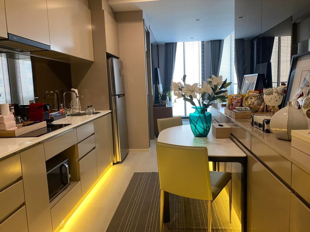 For rent Noble Ploenchit, 2 bedrooms, 2 bathrooms, beautifully decorated built-in throughout the room, hurry and book now.