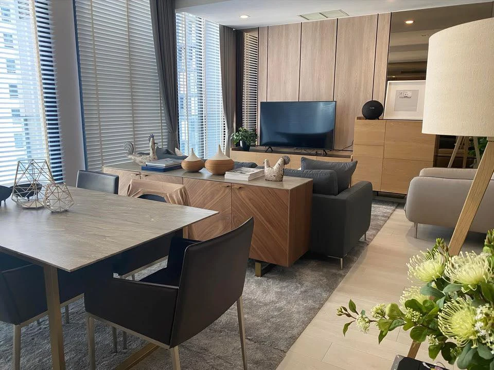 For rent Noble Ploenchit, 2 bedrooms, 2 bathrooms, beautifully decorated built-in throughout the room, hurry and book now.