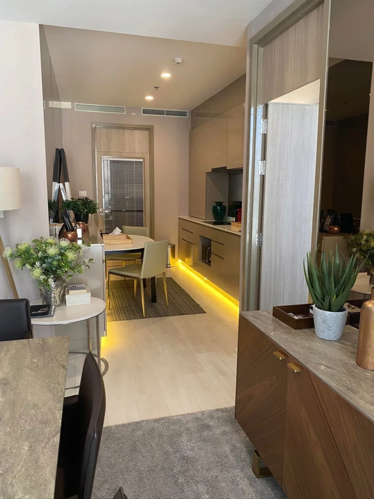 For rent Noble Ploenchit, 2 bedrooms, 2 bathrooms, beautifully decorated built-in throughout the room, hurry and book now.