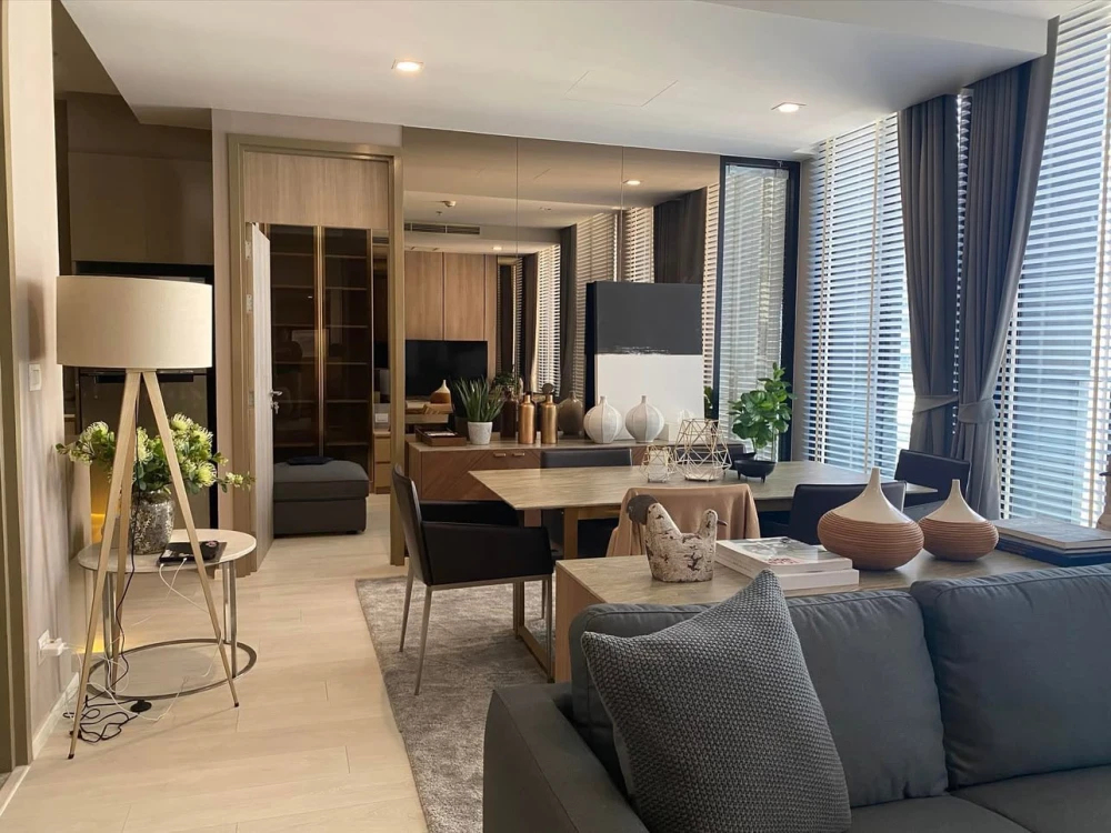 For rent Noble Ploenchit, 2 bedrooms, 2 bathrooms, beautifully decorated built-in throughout the room, hurry and book now.
