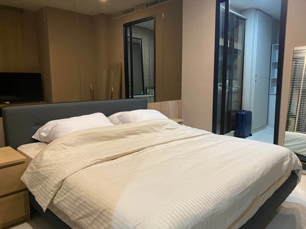 For rent Noble Ploenchit, 2 bedrooms, 2 bathrooms, beautifully decorated built-in throughout the room, hurry and book now.