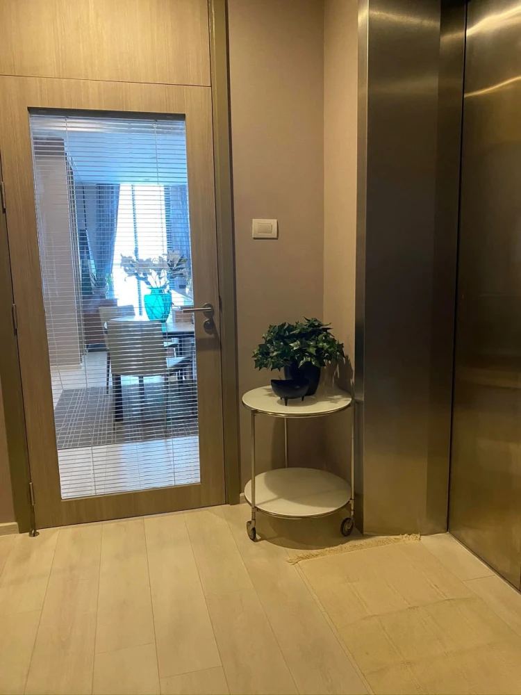 For rent Noble Ploenchit, 2 bedrooms, 2 bathrooms, beautifully decorated built-in throughout the room, hurry and book now.