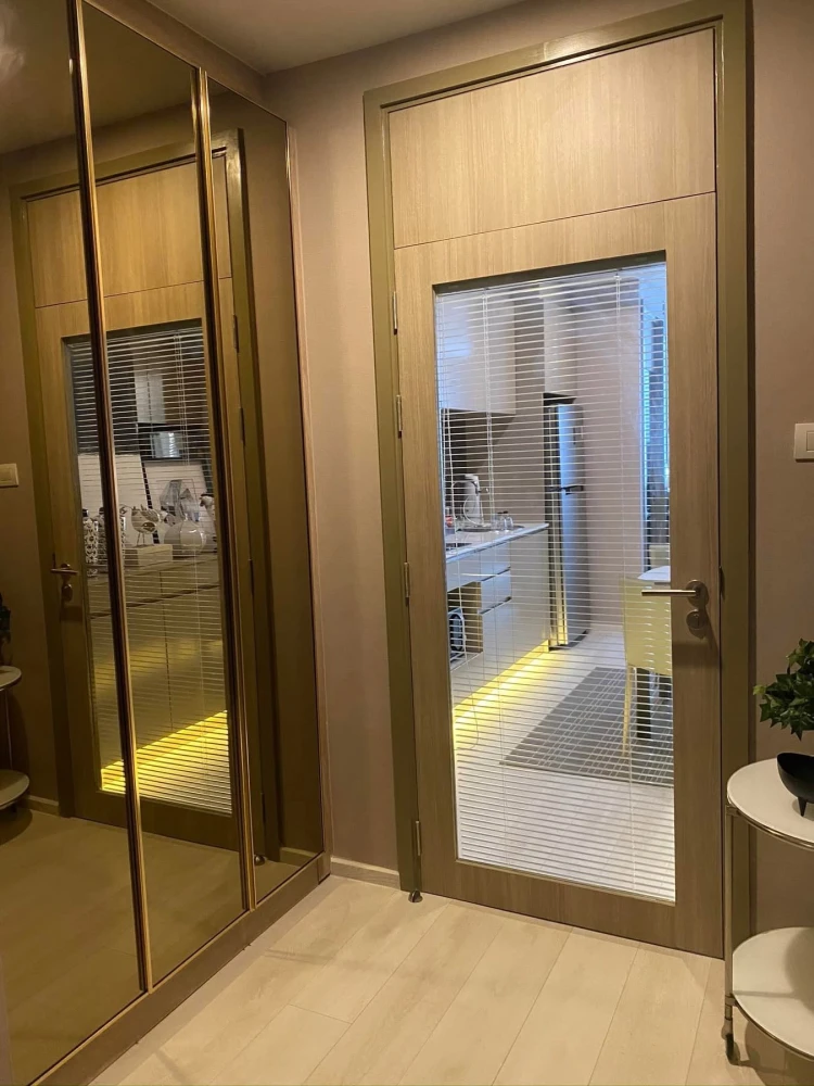 For rent Noble Ploenchit, 2 bedrooms, 2 bathrooms, beautifully decorated built-in throughout the room, hurry and book now.