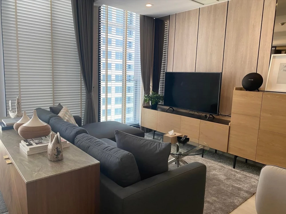 For rent Noble Ploenchit, 2 bedrooms, 2 bathrooms, beautifully decorated built-in throughout the room, hurry and book now.