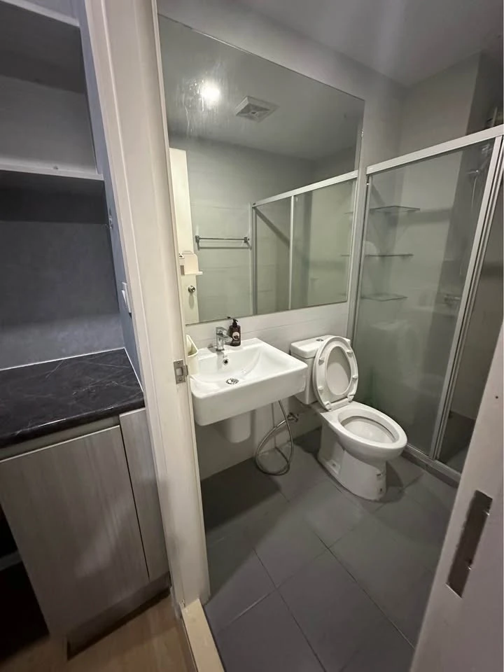For rent: Notting Hill Leamchabang, 1 bedroom, 1 bathroom, 16th floor, good location, convenient transportation, don't miss it.
