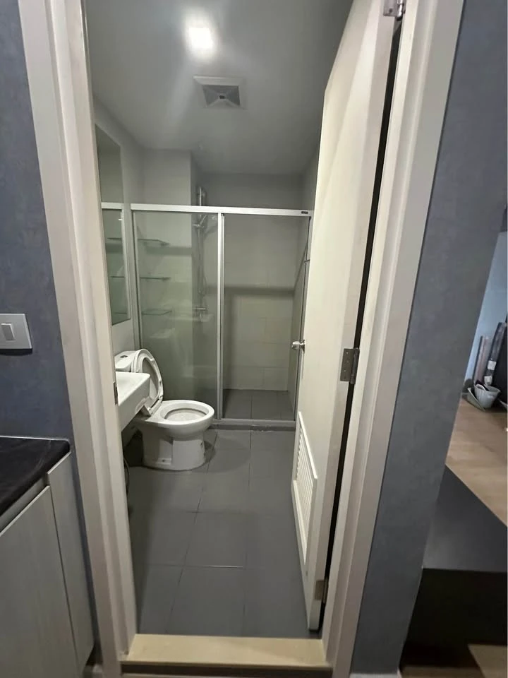 For rent: Notting Hill Leamchabang, 1 bedroom, 1 bathroom, 16th floor, good location, convenient transportation, don't miss it.