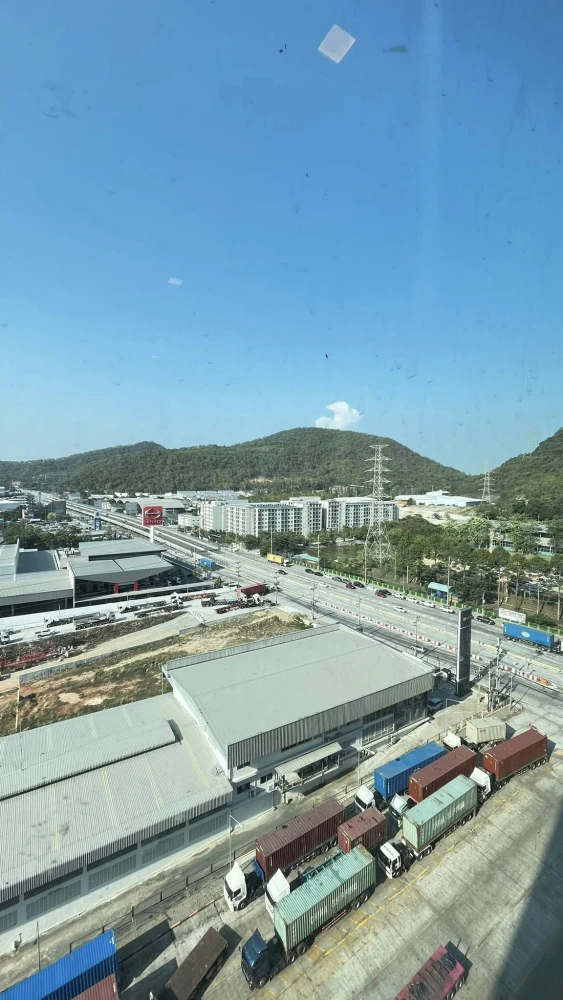 For rent: Notting Hill Leamchabang. Spacious room with ample living space, fully furnished, and beautiful views. Don't miss out!