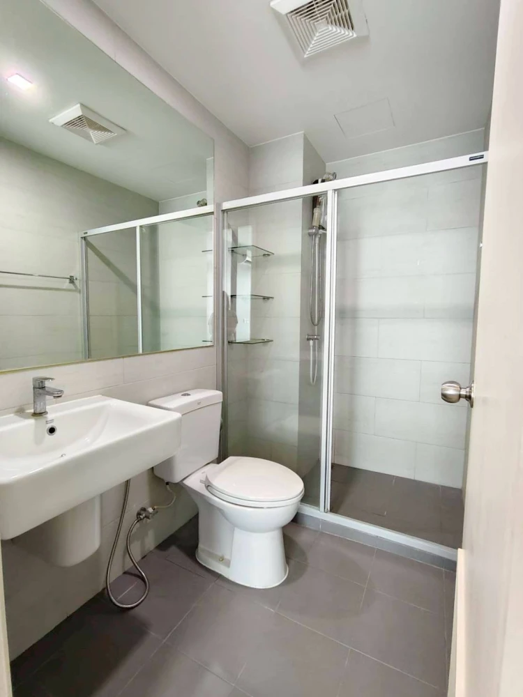 For rent: Notting Hill Leamchabang. A lovely room with beautiful city views from a high floor. Great location. Don't miss out!
