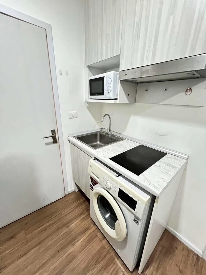 For rent: Notting Hill Sukhumvit – Praksa, ready-to-move-in unit on the 28th floor with stunning views. Amazing price! Book now, don't miss out!