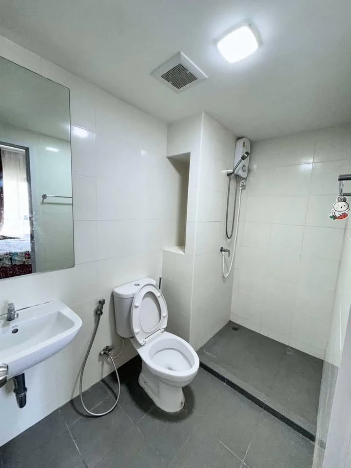 For rent: Notting Hill Sukhumvit – Praksa, ready-to-move-in unit on the 28th floor with stunning views. Amazing price! Book now, don't miss out!