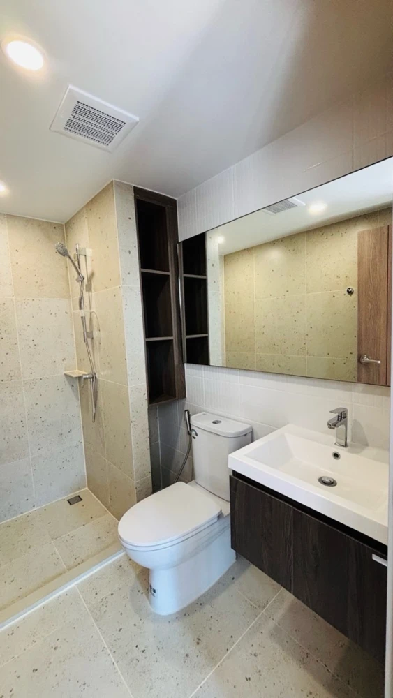 For rent: Nue Core Khu Khot Station, 7th floor, pool view, fully furnished, ready to move in. Book now!
