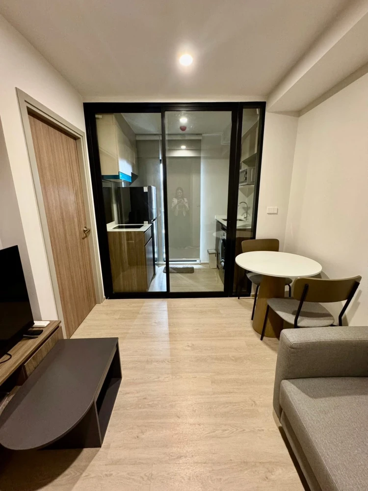 For rent: Nue Core Khu Khot Station, 8th floor, pool view, nice room, fully furnished, hurry and book now.