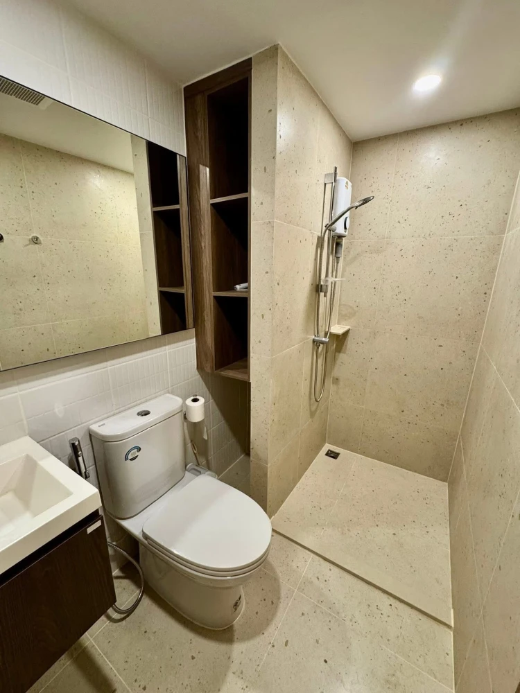 For rent: Nue Core Khu Khot Station, 8th floor, pool view, nice room, fully furnished, hurry and book now.