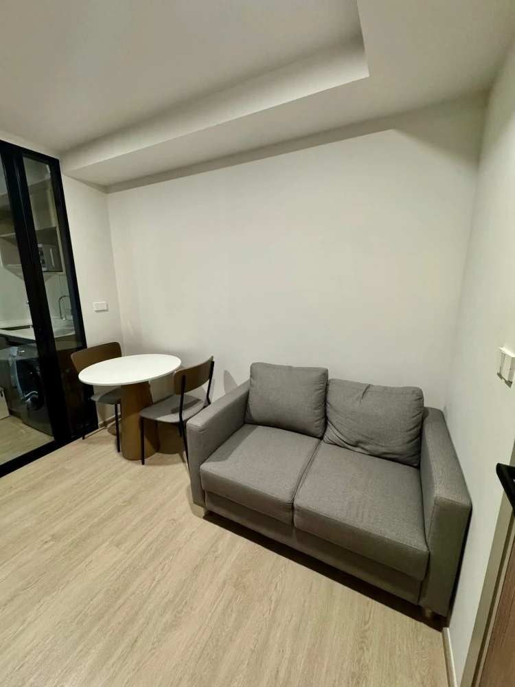 For rent: Nue Core Khu Khot Station, 8th floor, pool view, nice room, fully furnished, hurry and book now.