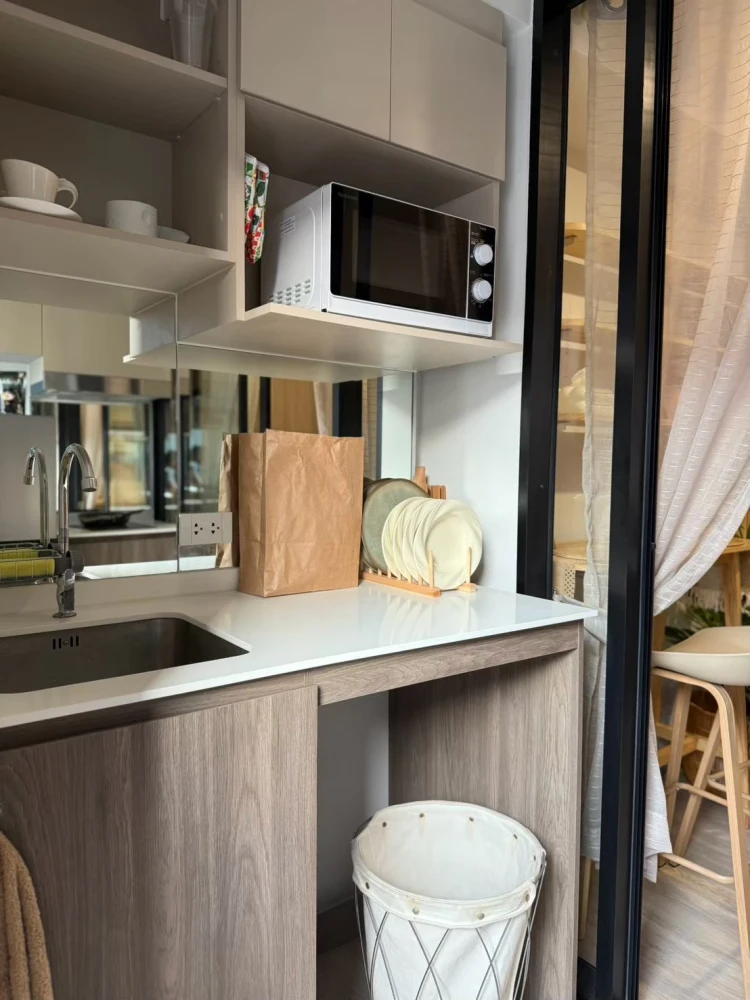 For rent: Nue Core Khu Khot Station, pool view, great atmosphere, beautifully built-in furnishings. Interested? Check it out!