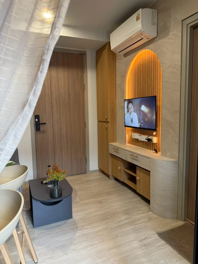 For rent: Nue Core Khu Khot Station, pool view, great atmosphere, beautifully built-in furnishings. Interested? Check it out!