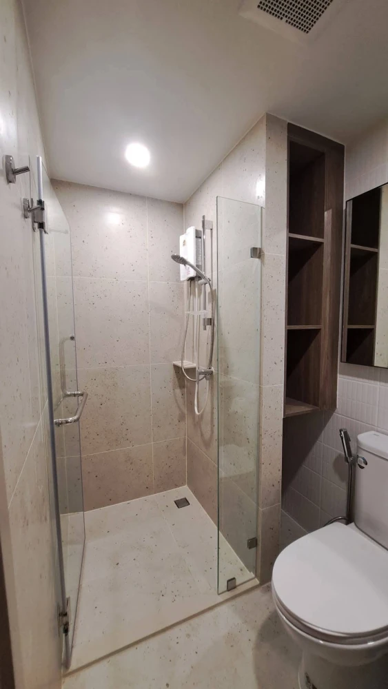 Rooms for rent near Nue Core Khu Khot Station. Nice and comfortable rooms with complete amenities. Book now before it's too late!!