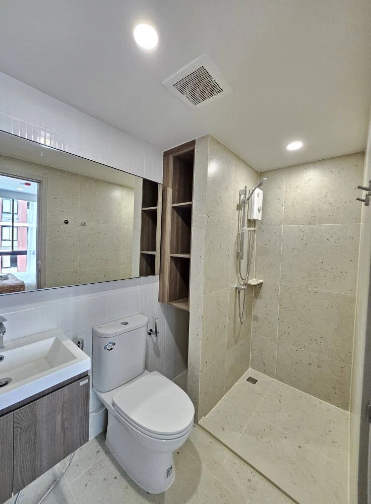 For rent: Nue Cross Khu Khot Station, 5th floor, pool view, beautiful room, fully furnished, nice to live in, book now.