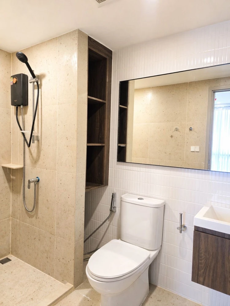 For rent: Nue Cross Khu Khot Station, 5th floor unit. Great location, convenient transportation, fully furnished. Don't miss out!