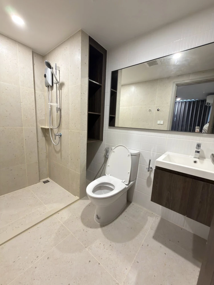 For rent: Nue Cross Khu Khot Station, 8th floor unit with beautiful garden view and fully furnished. Don't miss out!