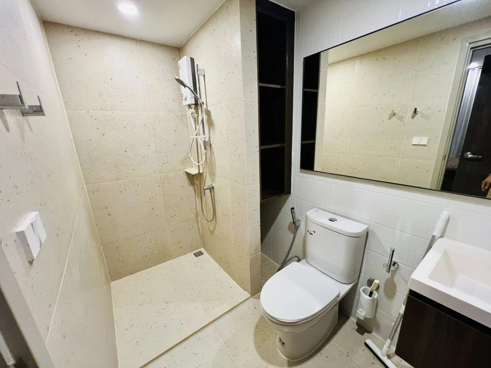 For rent: Nue Cross Khu Khot Station. Separate kitchen area, large room, spacious, beautiful pool view, enjoy the refreshing sound of the water every