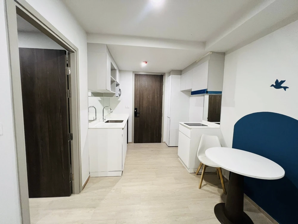 For rent: Nue Cross Khu Khot Station. Separate kitchen area, large room, spacious, beautiful pool view, enjoy the refreshing sound of the water every