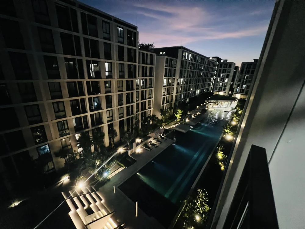 For rent: Nue Cross Khu Khot Station. Separate kitchen area, large room, spacious, beautiful pool view, enjoy the refreshing sound of the water every