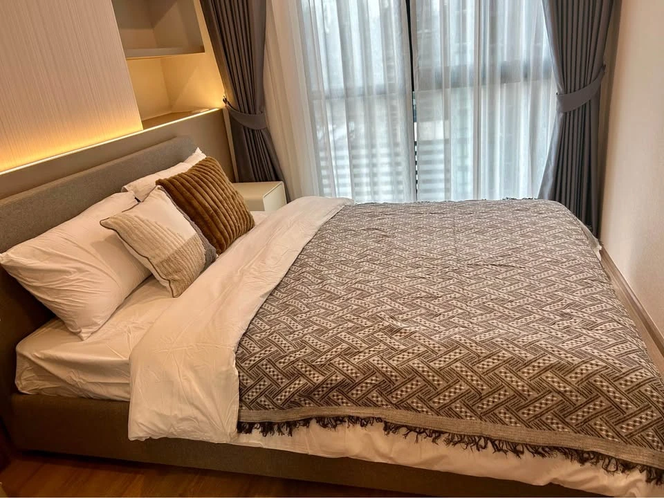For rent: Nue District R9, corner unit with beautiful view, wallpapered throughout, fully furnished. Just bring your bags and move in!