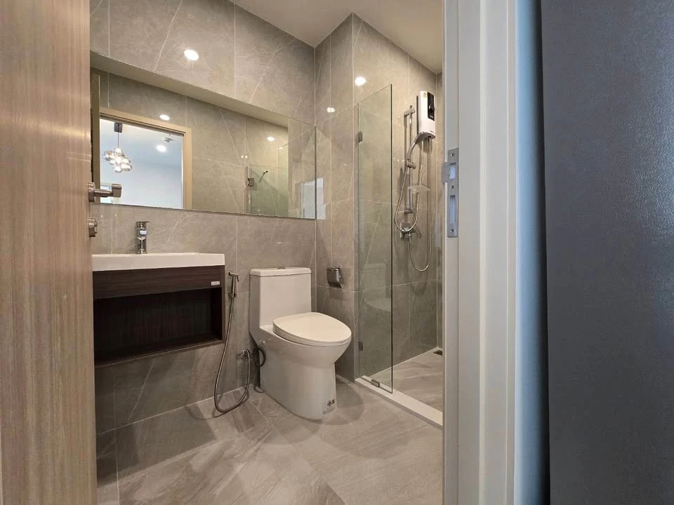 For rent: Nue District R9, corner unit with beautiful view, wallpapered throughout, fully furnished. Just bring your bags and move in!