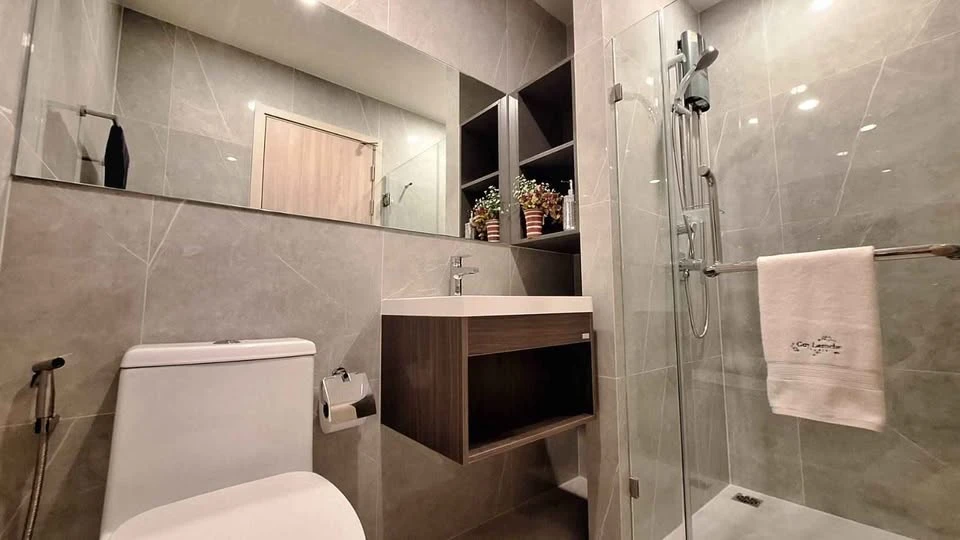For rent: Nue District R9, corner unit, high floor, stunning unobstructed city view, great atmosphere, cool breeze, natural light. Don't miss out!
