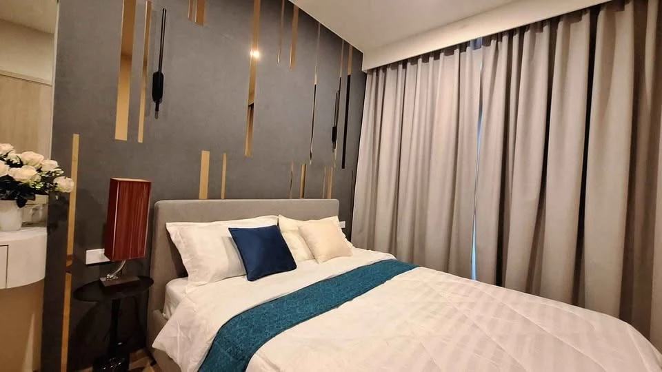 For rent: Nue District R9, corner unit, high floor, stunning unobstructed city view, great atmosphere, cool breeze, natural light. Don't miss out!