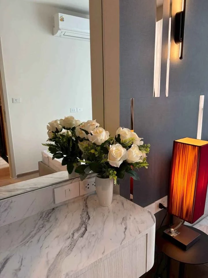 For rent: Nue District R9, corner unit, high floor, stunning unobstructed city view, great atmosphere, cool breeze, natural light. Don't miss out!