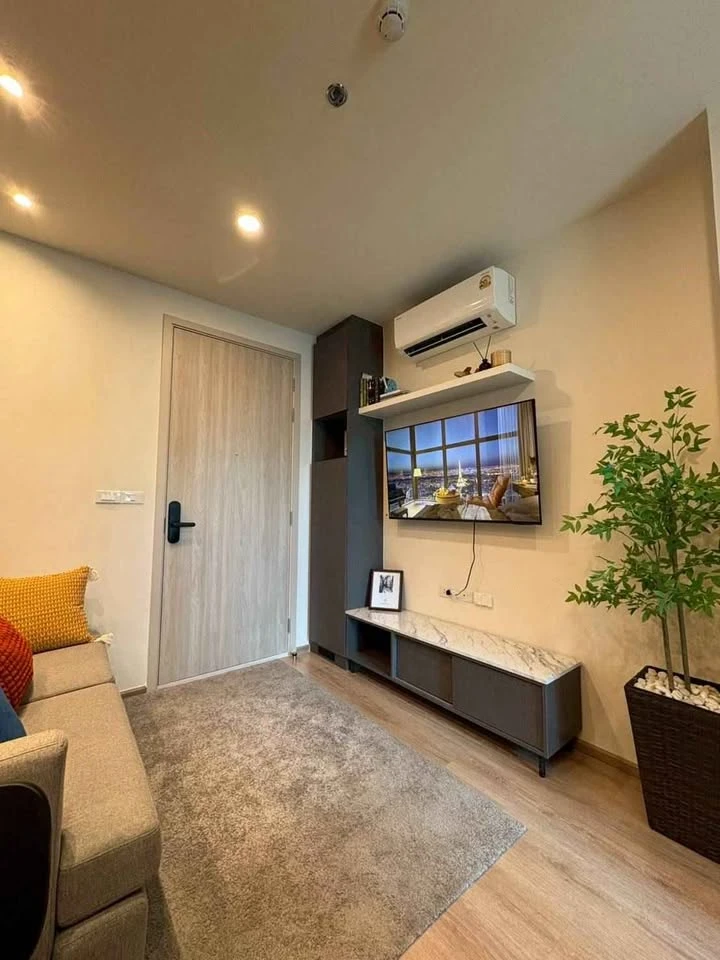For rent: Nue District R9, corner unit, high floor, stunning unobstructed city view, great atmosphere, cool breeze, natural light. Don't miss out!