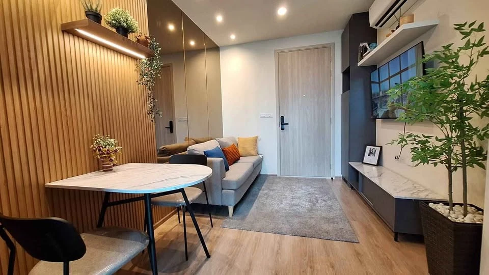 For rent: Nue District R9, corner unit, high floor, stunning unobstructed city view, great atmosphere, cool breeze, natural light. Don't miss out!