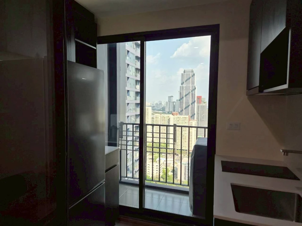 For rent: Nue District R9. No need to worry about the heat; 3M Ceramic film installed on all windows. Beautiful brown-toned interior. Don't miss out!