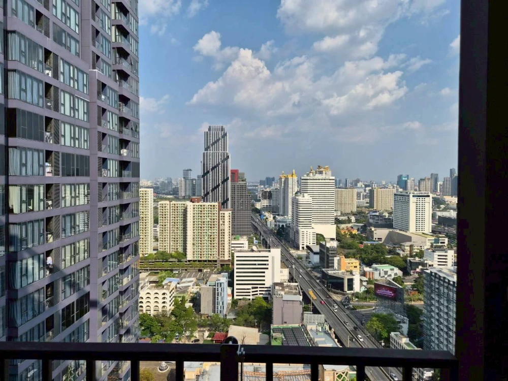 For rent: Nue District R9. No need to worry about the heat; 3M Ceramic film installed on all windows. Beautiful brown-toned interior. Don't miss out!