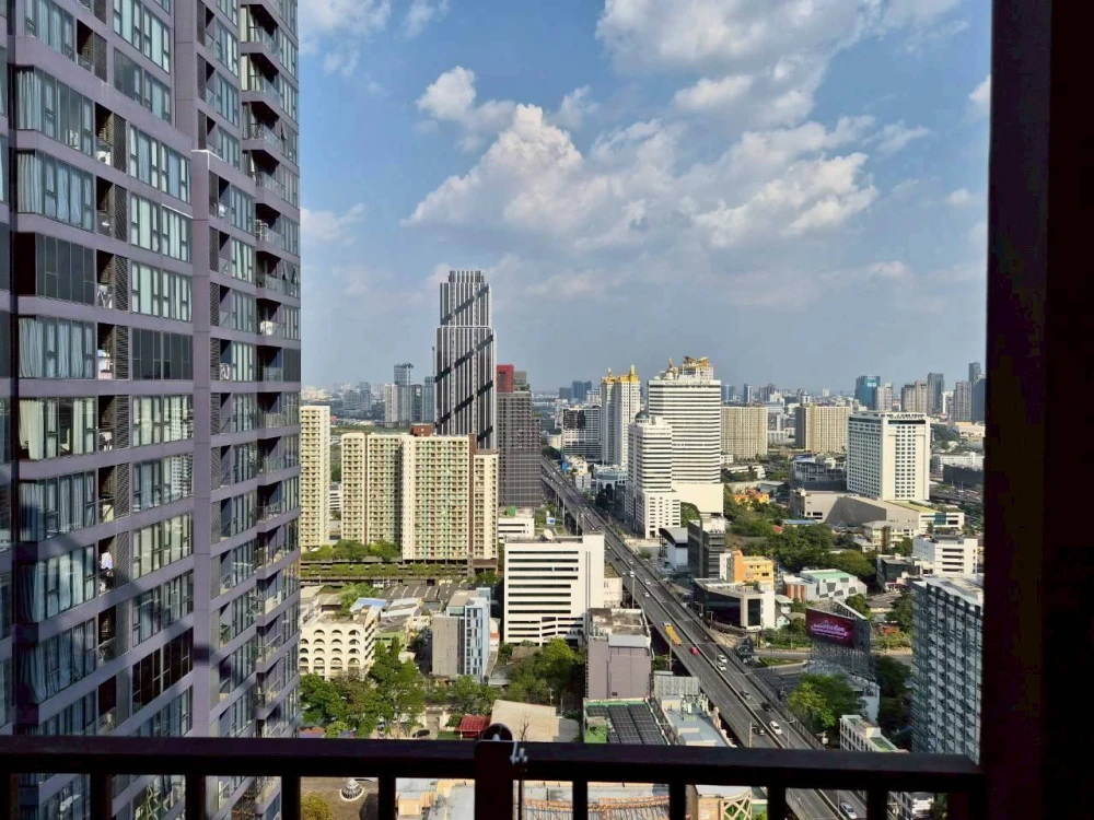 For rent: Nue District R9. No need to worry about the heat; 3M Ceramic film installed on all windows. Beautiful brown-toned interior. Don't miss out!