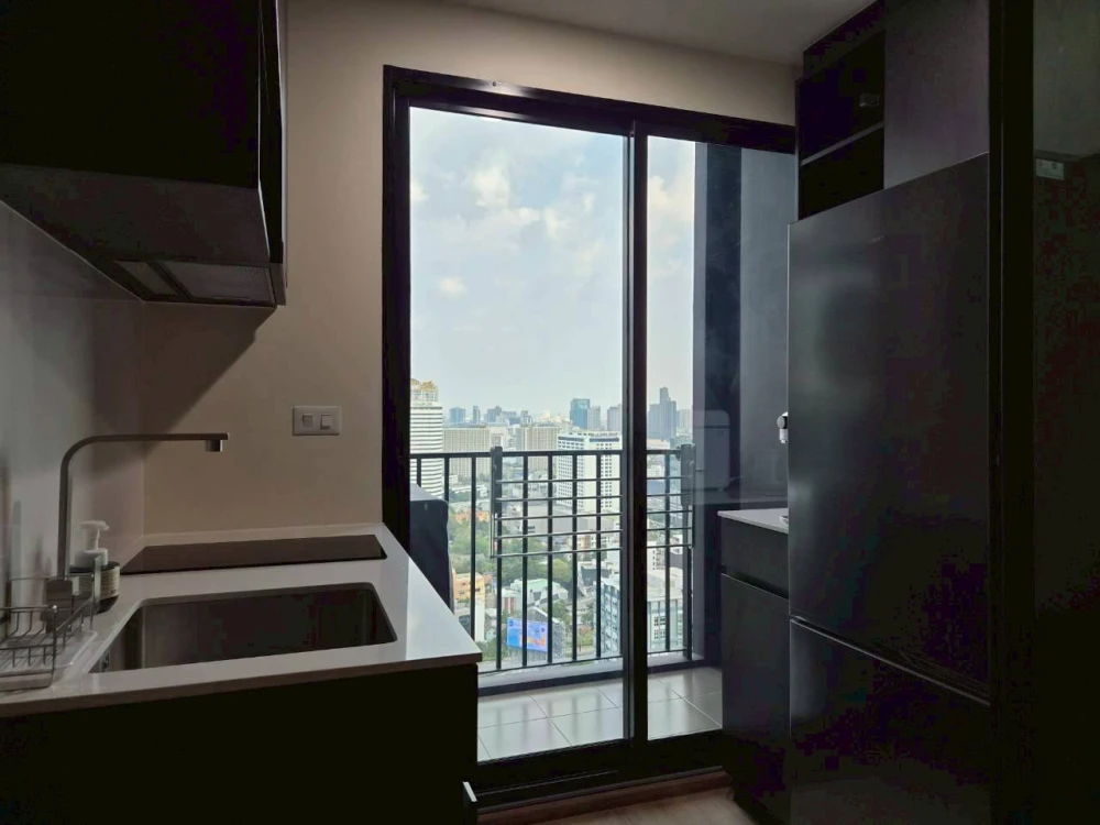 For rent: Nue District R9. No need to worry about the heat; 3M Ceramic film installed on all windows. Beautiful brown-toned interior. Don't miss out!