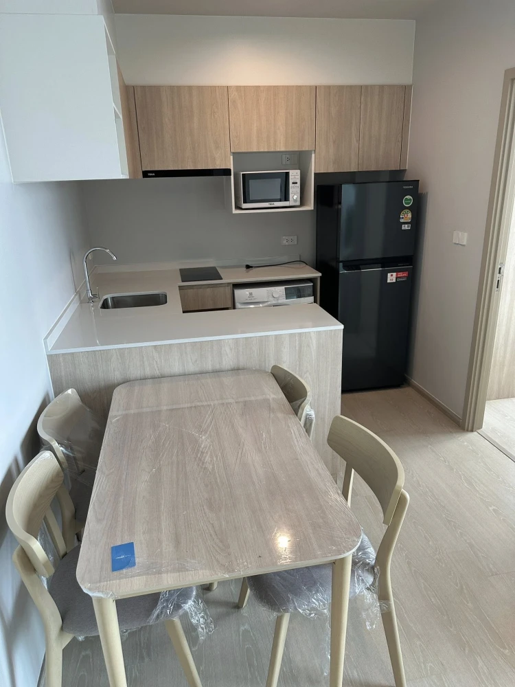 For rent: Nue Mega Plus Bangna, 2 bedrooms, very high floor, beautiful city view, fully furnished + appliances, ready to move in immediately.