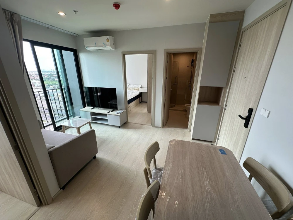 For rent: Nue Mega Plus Bangna, 2 bedrooms, very high floor, beautiful city view, fully furnished + appliances, ready to move in immediately.