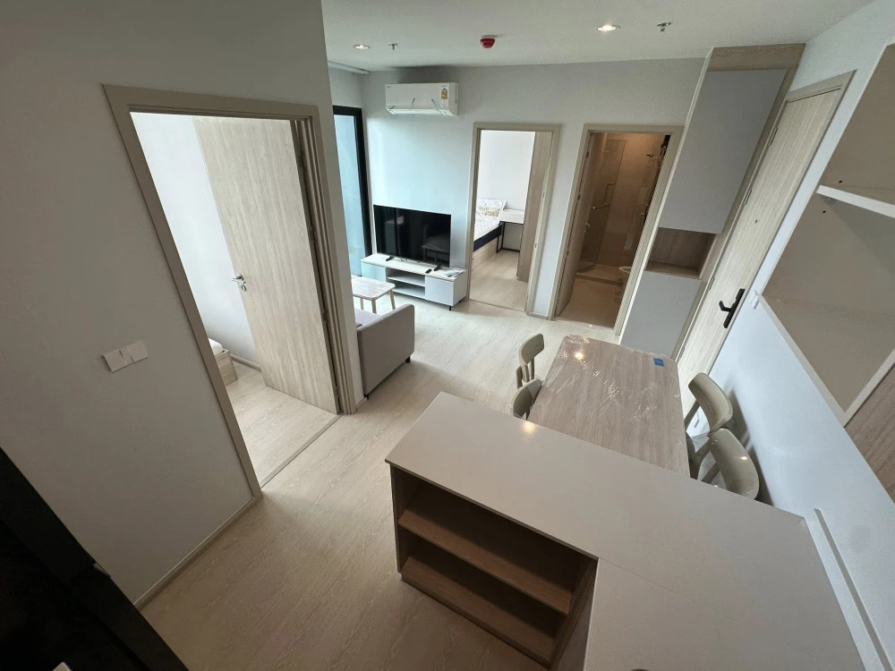For rent: Nue Mega Plus Bangna, 2 bedrooms, very high floor, beautiful city view, fully furnished + appliances, ready to move in immediately.
