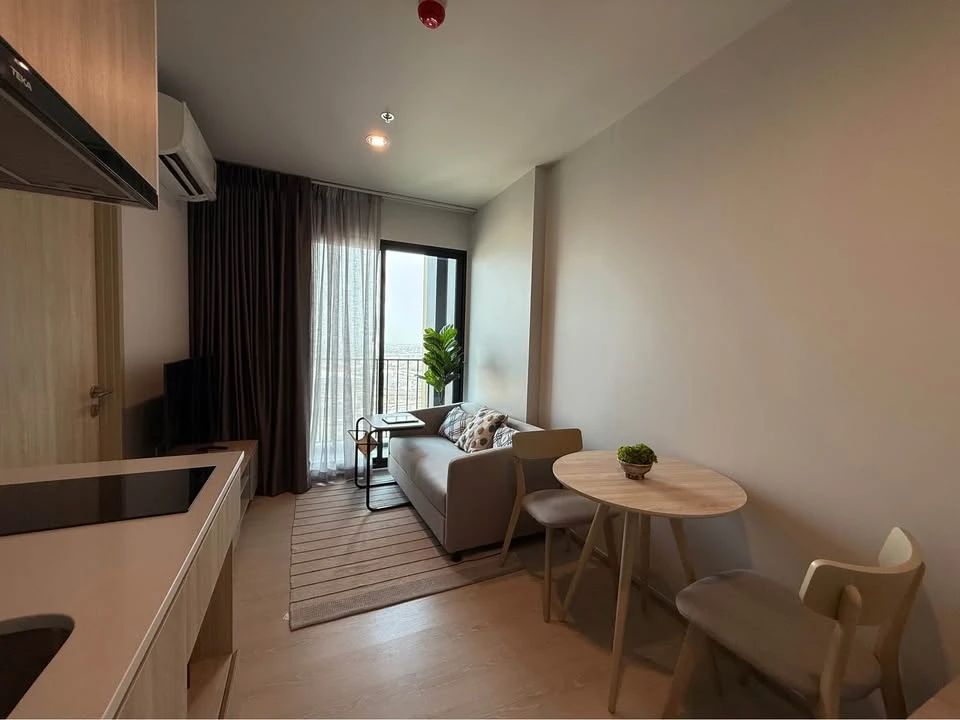 For rent: Nue Mega Plus Bangna, very good location, not hot all day, very high floor, beautiful view, can't miss it.