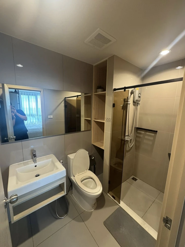 For rent: NUE Noble Ngamwongwan, 1 bedroom, 1 bathroom, fully furnished, just bring your bags and move in.